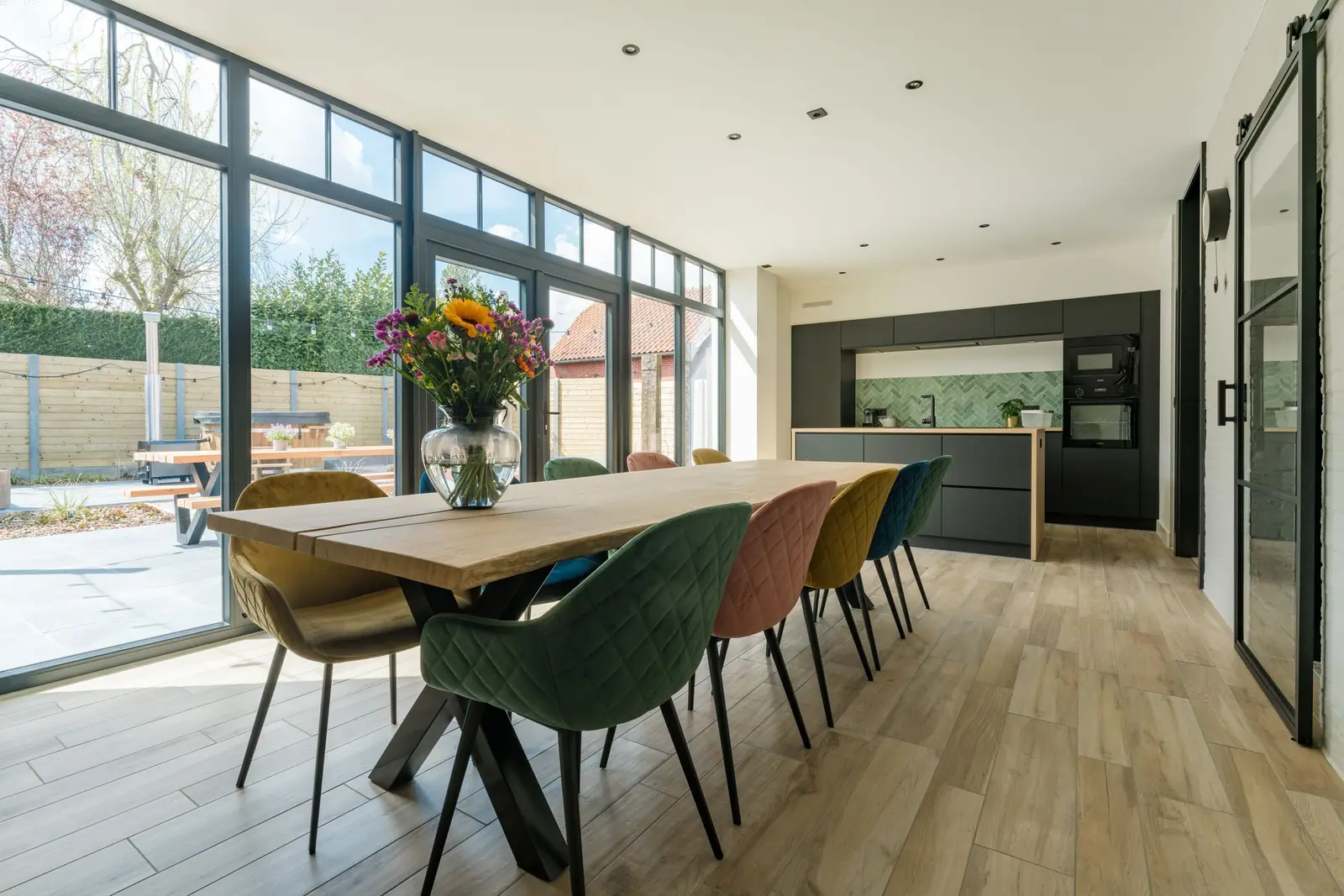 Kitchen extension with large aluminium doors